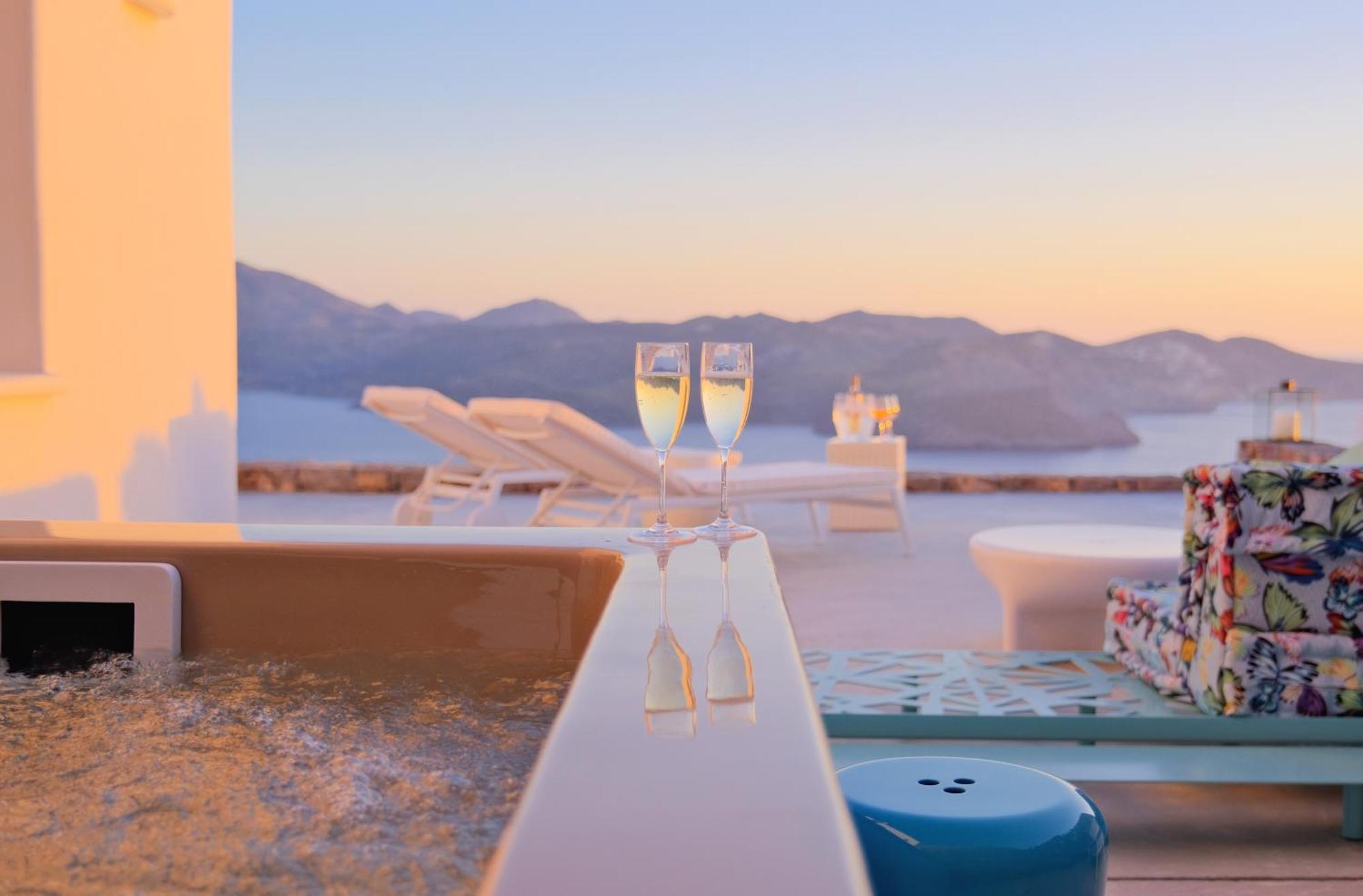 Odyssey Rock Milos Sunset Suites Plaka  Extérieur photo