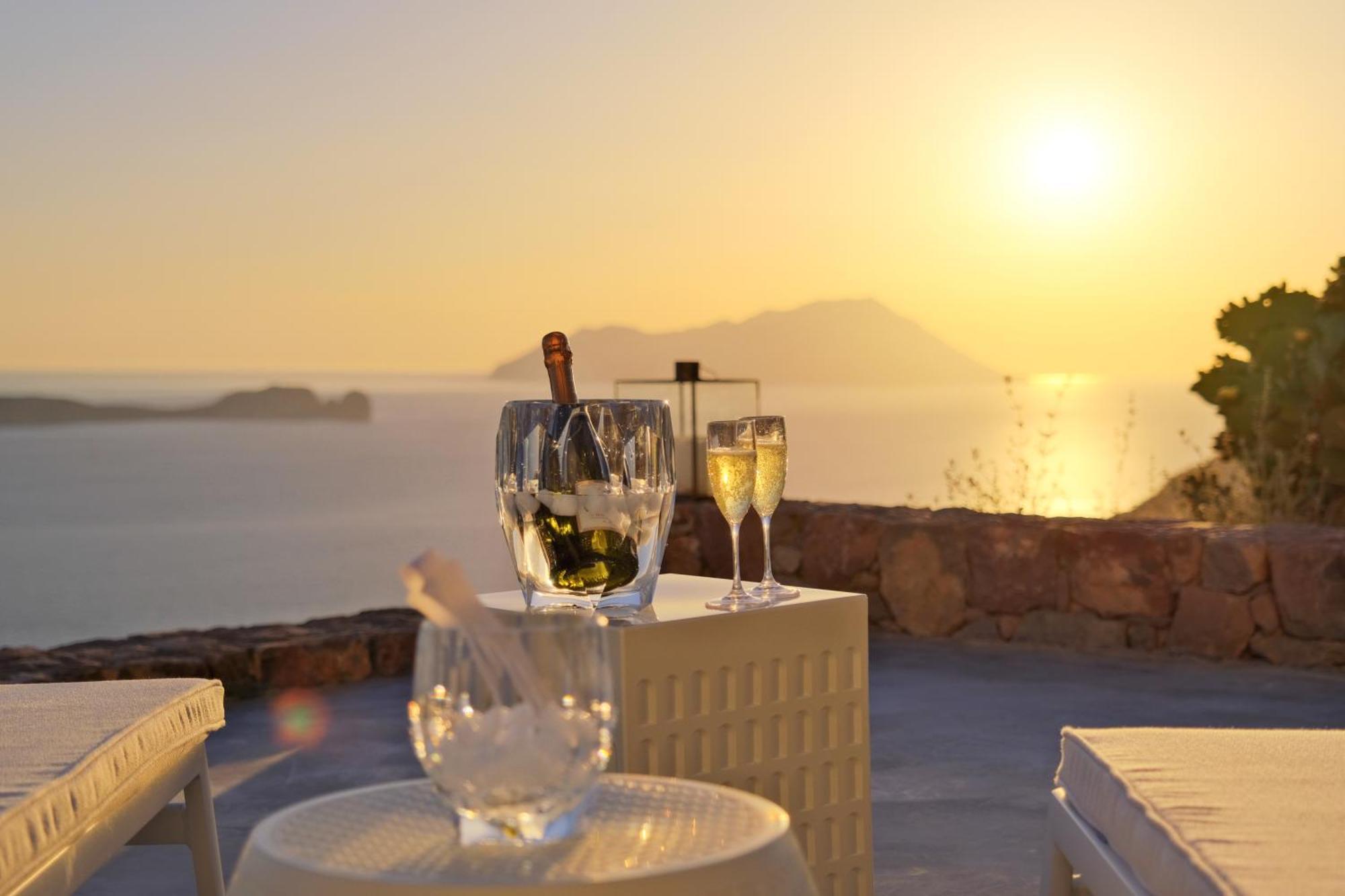 Odyssey Rock Milos Sunset Suites Plaka  Chambre photo