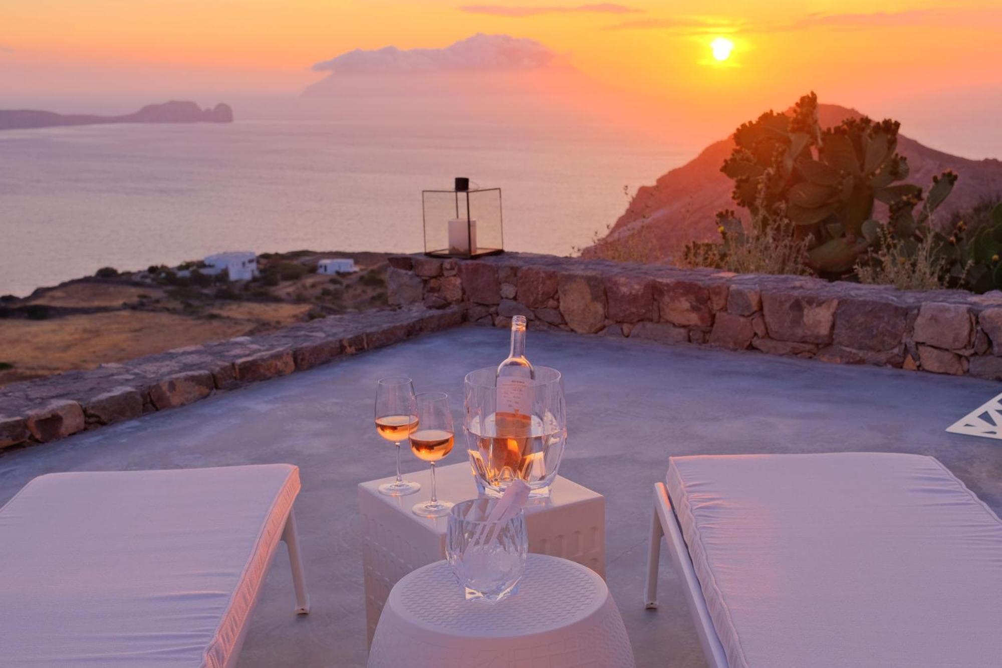 Odyssey Rock Milos Sunset Suites Plaka  Chambre photo