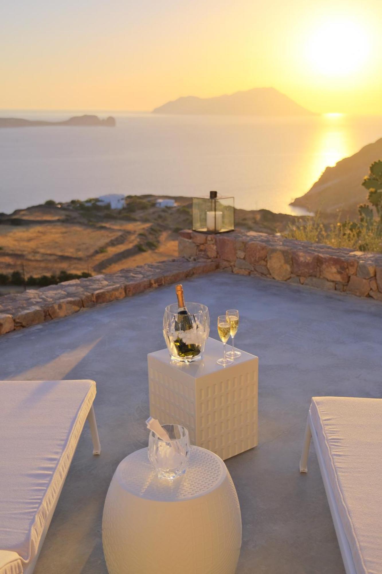 Odyssey Rock Milos Sunset Suites Plaka  Chambre photo